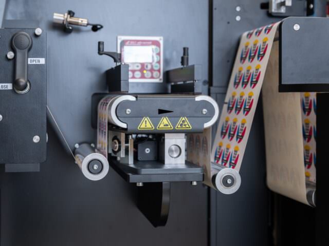Automatic self registering web guide. DLP-2200 Digital Label Press Afinia Label