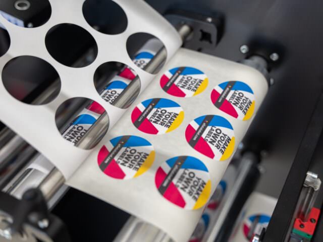 Cut any shape and remove waste matrix. DLP-2200 Digital Label Press Afinia Label